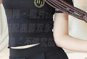 GIRLT果团网 - 图片：白色的“甜Abby”套装，搭配我那双永远丢不掉的拖鞋，真是“不讲究的优雅”！