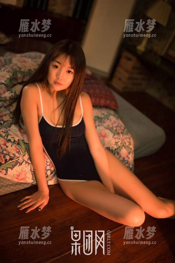 GIRLT果团网 - 最新的美足图册登场！裴希西用脚教会我们，如何优雅地走路（和睁眼）。