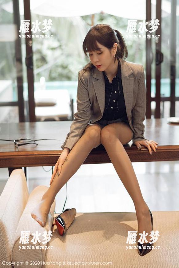 HuaYang花漾-周大萌 HuaYang花漾 - 周大萌的女孩写真,头发又乱又美,仿佛刚从梦里抽身。