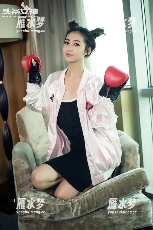 TouTiao头条女神 - 萌琪琪的在线日常：时而认真，时而傻乐