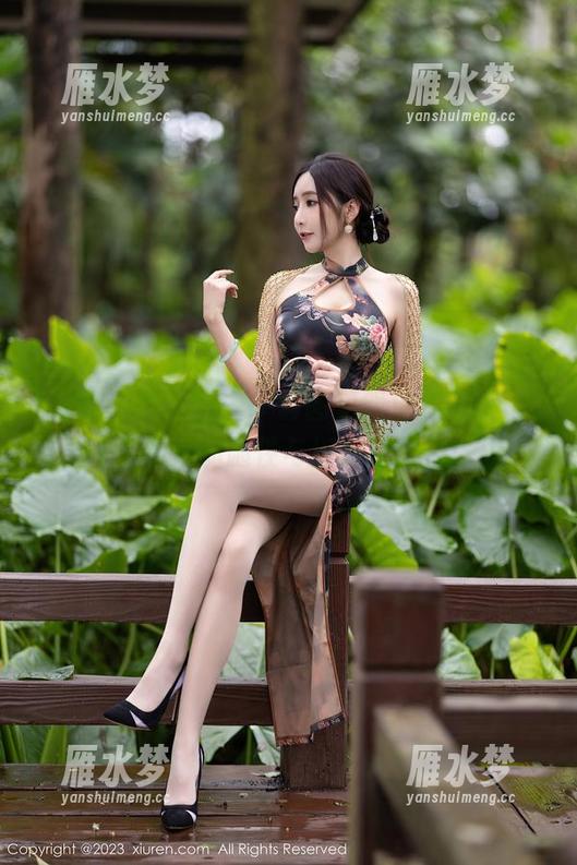 Xiuren秀人网 - 一套图包飘过，FoxYini孟狐狸学姐的随性与活力全都在这里！