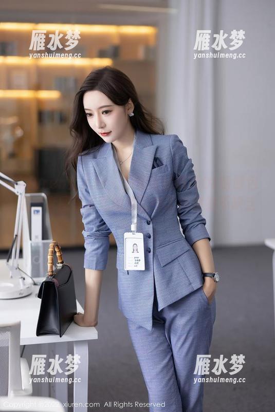 Xiuren秀人网 - 冯木木的职场OL制服包装，套图里资源的搭配少了点但绝不缺乏亮点。