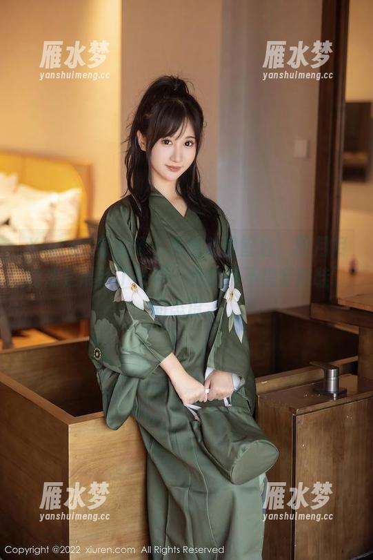 Xiuren秀人网 - 原图动静皆宜，四月月的裸足展示了一种“我就是不想穿拖鞋”的态度。