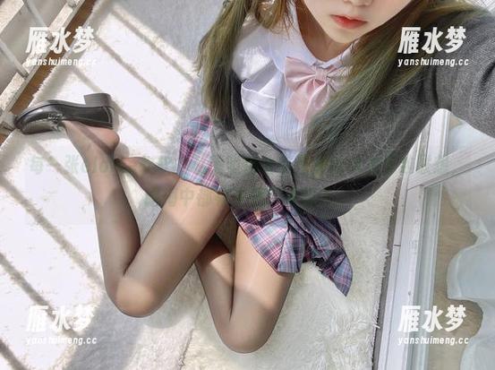 每一张eloise软软的私房照在教室里都能引发无数联想，脑海中都有背景音响起了。