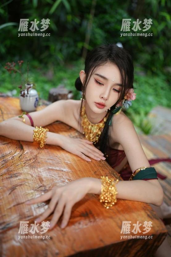 余多多Dudu 余多多Dudu的圣诞特辑写真:定制的沉浸式假期美学!