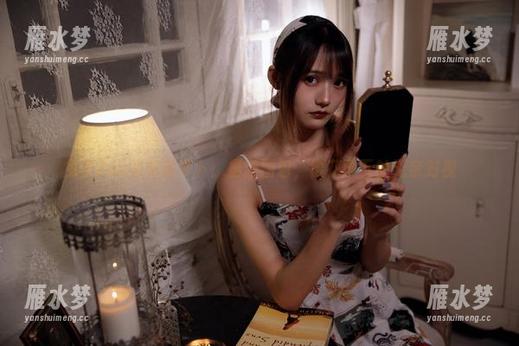 兔子Zzz不吃胡萝卜：最新图包，樱花雨下的无奈对视