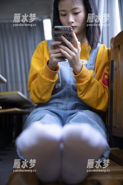 南国足艺 - 小美的脚丫在高清美图中，像是被调皮的精灵打了一层光！