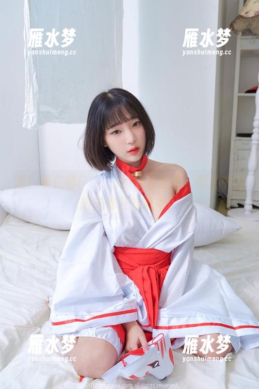 看！姜仁卿(강인경)的泳装写真，图片中的阳光都开始嫉妒。