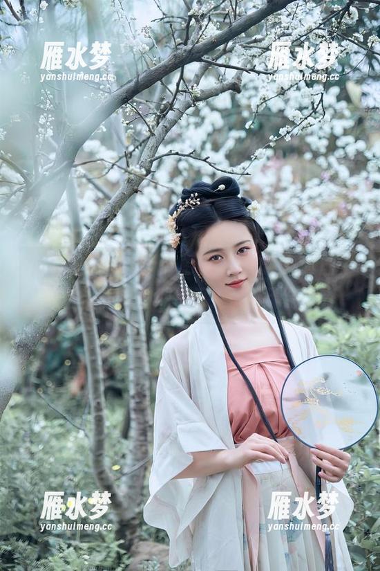 年年Nnian终于又更新“杂志1”套图，唉，带着某种期待又夹杂点无奈……
