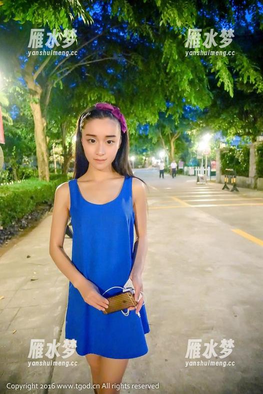推女神 - 可乐Vicky的美脚套图——光线打在她脚上的那一瞬，好奇怪的吸引力啊。