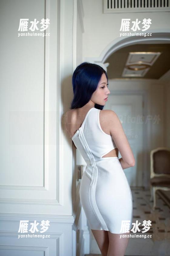推女郎 - 足球场上别争风头，Rita的户外“写真”才是真正的视觉联系。