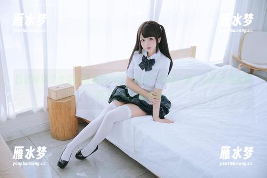 日奈娇以少女姿态呈现的cos，图片中的那一刻，让我无意间想到了去追星的冲动。