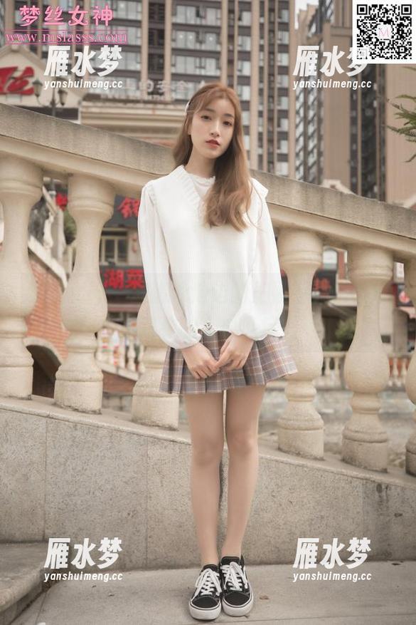 梦丝女神 - 高清泳池边的王娇娇，水面波纹看的人心痒痒