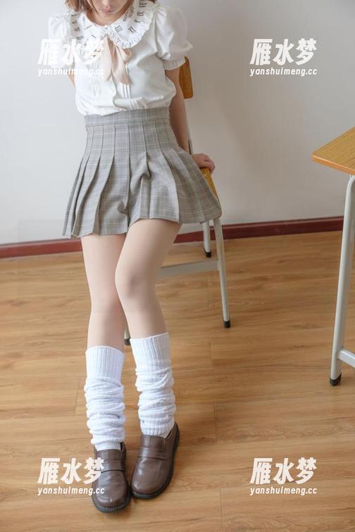 森萝财团 - 办公室聚光灯下的乃乃子：写真资源，点到为止的淡淡暧昧感就藏在这里。
