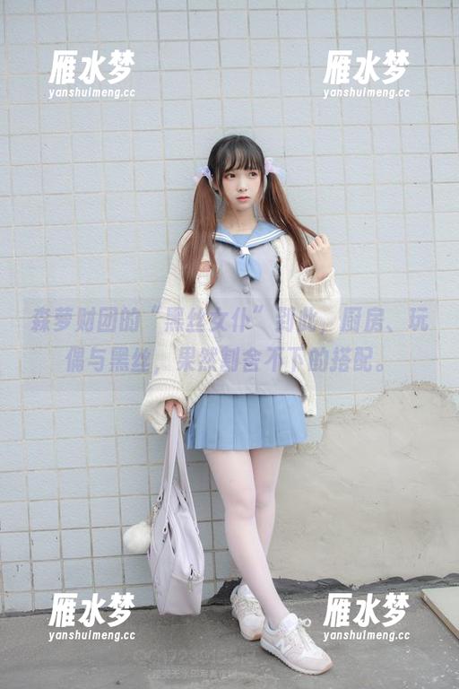 森萝财团的“黑丝女仆”到此，厨房、玩偶与黑丝，果然割舍不下的搭配。