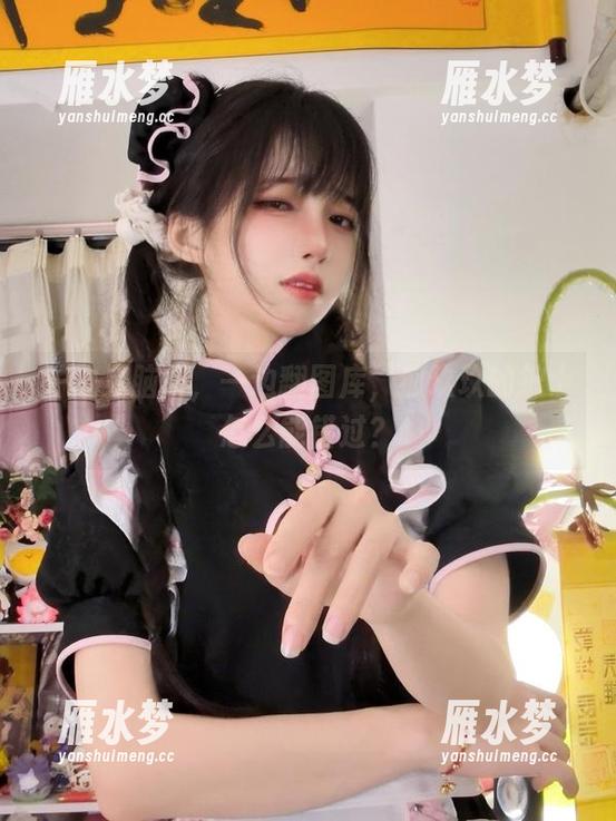 狐玖玖 一边晃脑袋,一边翻图库,狐玖玖的护士怎么能错过?