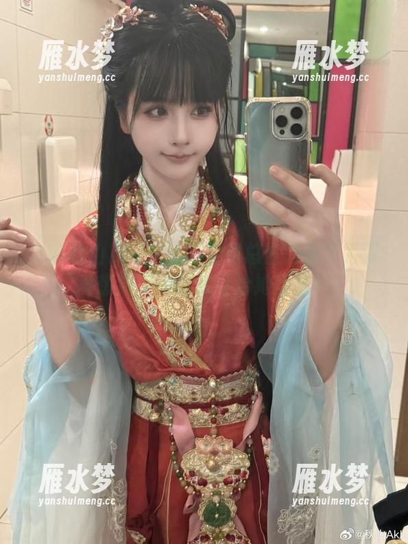 为啥秋山AkI的泳衣素材总是炸裂？万万没想到原来是水母给她搭桥！