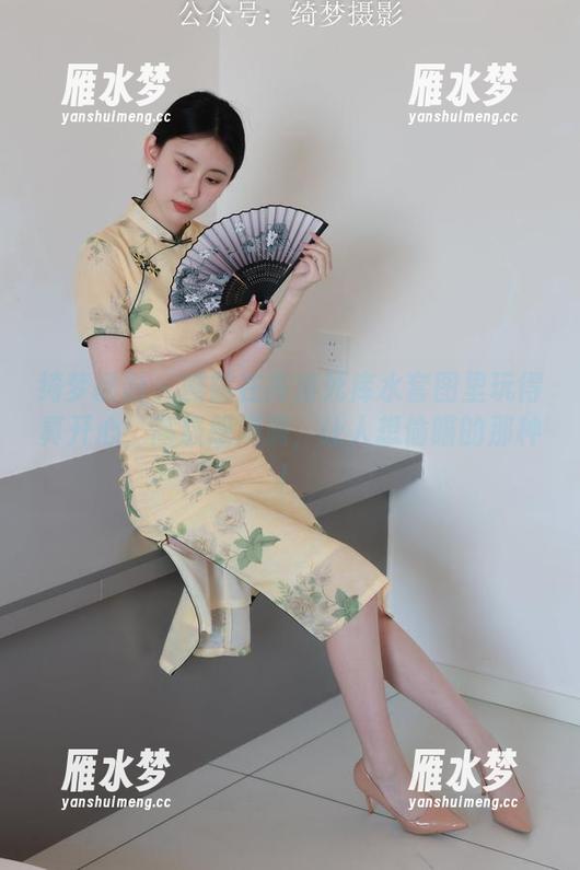 绮梦摄影 - 露露在高清死库水套图里玩得真开心，高级感满满，让人想偷瞄的那种！