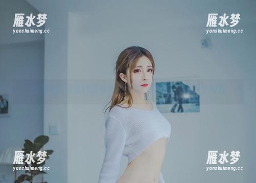 白毛衣的温柔包围着翎柒菜菜，图片让人想探个究竟