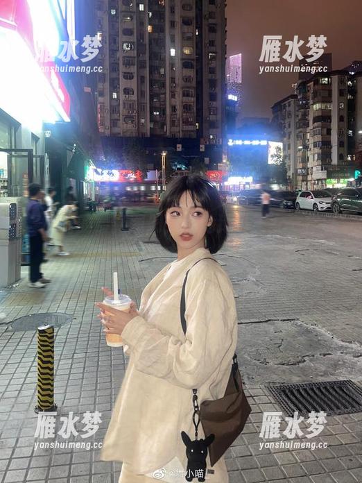 舞小喵的最新图册：在地狱当王女，你以为只是穿衣服！哼哼！