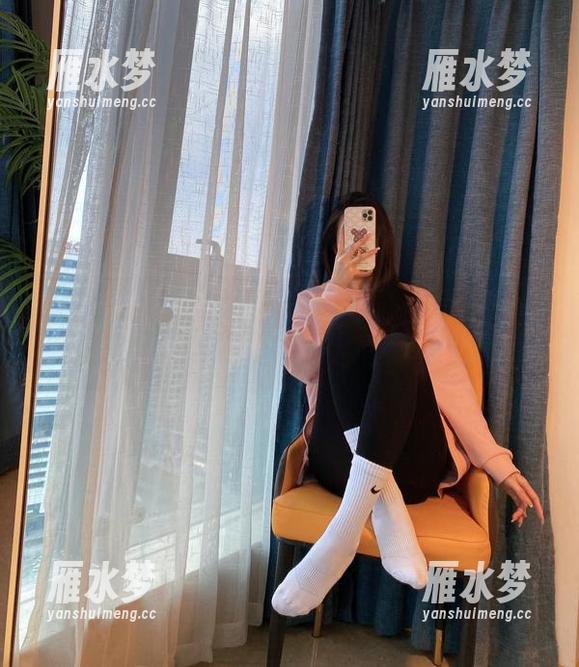 微密圈 - 软妹小九九的私拍，教室里旁边的花瓶好像都没忍住，原图太欢乐了。
