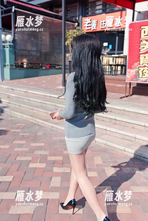 魔镜街拍 - 免费的奇妙旅程：萌宝儿在广场和哈哈镜的包臀裙肉丝合照，值得一瞧