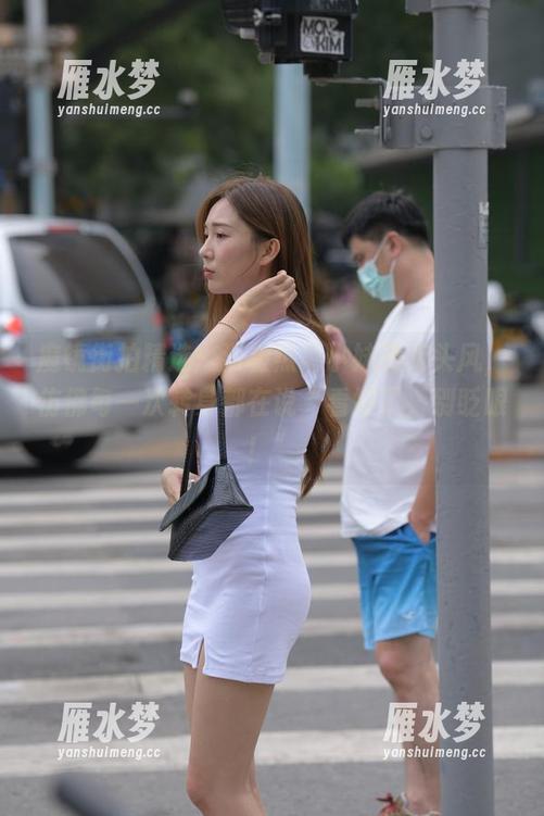 魔镜街拍精选：滑板热裤小妹的街头风，仿佛每一次转身都在说“看好了，别眨眼！”